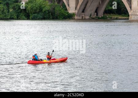 Touristen Kajakfahren auf dem Potomac River mit bunten Kajaks an einem sonnigen Sommertag in der Nähe von Washington, D.C. und Virginia. Stockfoto