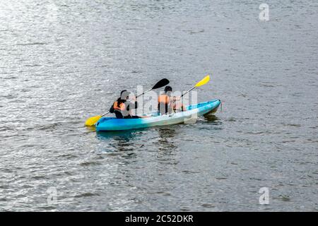 Touristen Kajakfahren auf dem Potomac River mit bunten Kajaks an einem sonnigen Sommertag in der Nähe von Washington, D.C. und Virginia. Stockfoto