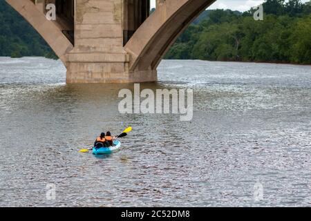 Touristen Kajakfahren auf dem Potomac River mit bunten Kajaks an einem sonnigen Sommertag in der Nähe von Washington, D.C. und Virginia. Stockfoto