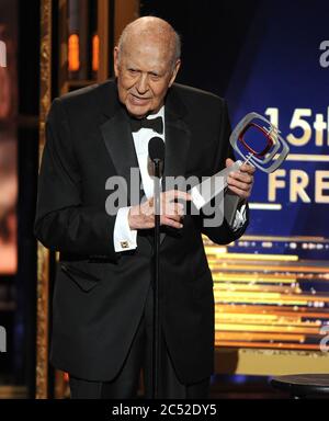 BEVERLY HILLS, CA - APRIL 11: Carl Reiner tritt am 2015 11. April 2015 im Saban Theater in Beverly Hills, Kalifornien, auf. FMPG/MediaPunch Stockfoto