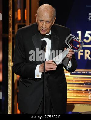 BEVERLY HILLS, CA - APRIL 11: Carl Reiner tritt am 2015 11. April 2015 im Saban Theater in Beverly Hills, Kalifornien, auf. FMPG/MediaPunch Stockfoto