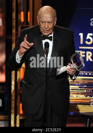 BEVERLY HILLS, CA - APRIL 11: Carl Reiner tritt am 2015 11. April 2015 im Saban Theater in Beverly Hills, Kalifornien, auf. FMPG/MediaPunch Stockfoto