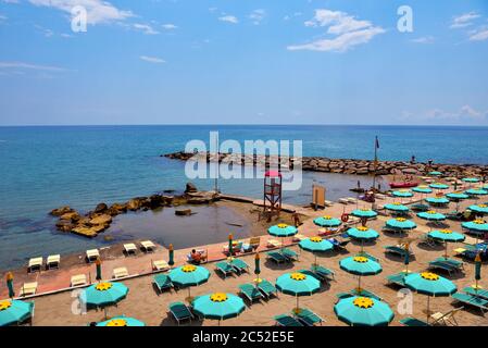 Meeresblick von Porto Maurizio mit seinem Strand Imperia Italien Stockfoto