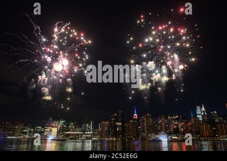 Die erste Nacht von Macy's Feuerwerk über dem Empire State Building für die 4. Juli Woche in Queens, New York City, USA am 29. Juni 20 Stockfoto