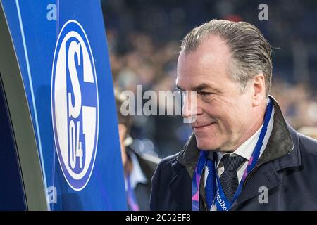 Gelsenkirchen, Deutschland. Juni 2020. Clemens TÖNNIES tritt als Vorsitzender des Fußball-Bundesligavereins Schalke 04 zurück. Das berichtet die ARD-Sportmesse. Nach Corona Fallen in seinem Fleischgeschäft, Tönnies war schwer kritisiert worden. Clemens TÖNNIES (TV ¢ ¬A¬¶NNIES) (GE, geschäftsführender Gesellschafter) Fußball Champions League Runde von 16 Erstligist, FC Schalke 04 (GE) - Manchester City (ManCity) 2: 3, am 20.02.2019 in Gelsenkirchen/Deutschland. vÇ¬ zur weltweiten Nutzung Quelle: dpa/Alamy Live News Stockfoto