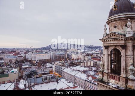 Blick auf Budapest von der St. Stephens Basilika, Budapest, Ungarn an einem verschneiten nebligen Tag Stockfoto