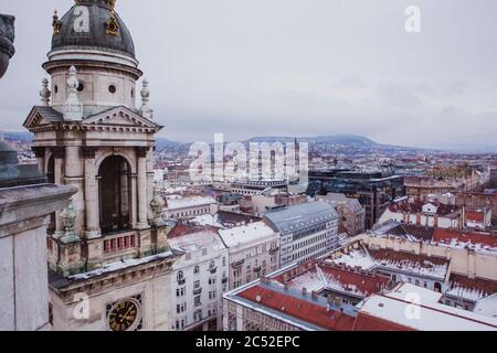 Blick auf Budapest von der St. Stephens Basilika, Budapest, Ungarn an einem verschneiten nebligen Tag Stockfoto