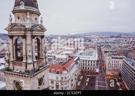 Blick auf Budapest von der St. Stephens Basilika, Budapest, Ungarn an einem verschneiten nebligen Tag Stockfoto