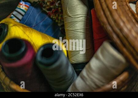 Selektive Fokusaufnahme mehrerer Spulen in verschiedenen Farben Gewinde Stockfoto