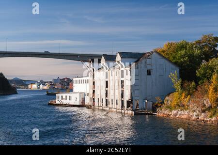 Kristiansund Bucht Eingang, Küste norwegische Stadt Blick mit alten Holzschäften Stockfoto