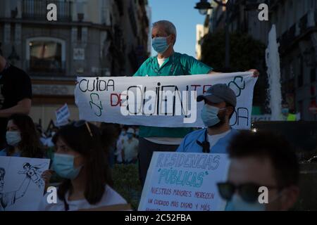 Madrid, Spanien. Juni 2020. Beschäftigte im Gesundheitswesen protestieren an der Puerta del Sol in Madrid gegen die Unsicherheit am Arbeitsplatz. Hunderte von Arbeitern aus den Krankenhäusern der Gemeinde Madrid haben an der Puerta del Sol in Madrid protestiert, um die öffentliche Gesundheit zu fordern. Mehr Ressourcen und weniger prekäre. Sie protestierten auch gegen die Privatisierungen, die der Präsident der Gemeinschaft Madrid im Reinigungsdienst des Krankenhauses Gregorio Marañon in Madrid angekündigt hatte. (Foto von Fer Capdepon Arroyo/Pacific Press/Sipa USA) Quelle: SIPA USA/Alamy Live News Stockfoto