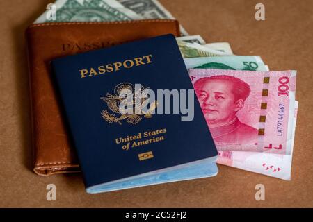 Konzeptfoto von amerikanischen Touristen, die US-Dollar ausgeben und durch Reisen nach dem Coronavirus. Amerikanischer Reisepass, Lederpass und Banknoten. Stockfoto