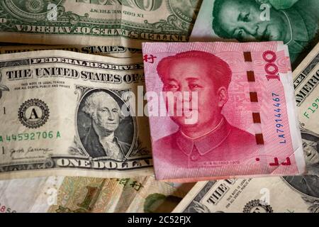 Konzept des US-China-Handelskrieges. Chinesische Renminbi (Yuan) Geldscheine mit grünen US-Dollar-Noten. Zeigt Handel, Handel, Importe, Exporte, z. B. Stockfoto