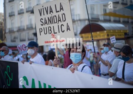 Madrid, Spanien. Juni 2020. Beschäftigte im Gesundheitswesen protestieren an der Puerta del Sol in Madrid gegen die Unsicherheit am Arbeitsplatz. Hunderte von Arbeitern aus den Krankenhäusern der Gemeinde Madrid haben an der Puerta del Sol in Madrid protestiert, um die öffentliche Gesundheit zu fordern. Mehr Ressourcen und weniger prekäre. Sie protestierten auch gegen die Privatisierungen, die der Präsident der Gemeinschaft Madrid im Reinigungsdienst des Krankenhauses Gregorio Marañon in Madrid angekündigt hatte. (Foto von Fer Capdepon Arroyo/Pacific Press/Sipa USA) Quelle: SIPA USA/Alamy Live News Stockfoto