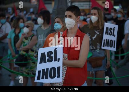 Madrid, Spanien. Juni 2020. Beschäftigte im Gesundheitswesen protestieren an der Puerta del Sol in Madrid gegen die Unsicherheit am Arbeitsplatz. Hunderte von Arbeitern aus den Krankenhäusern der Gemeinde Madrid haben an der Puerta del Sol in Madrid protestiert, um die öffentliche Gesundheit zu fordern. Mehr Ressourcen und weniger prekäre. Sie protestierten auch gegen die Privatisierungen, die der Präsident der Gemeinschaft Madrid im Reinigungsdienst des Krankenhauses Gregorio Marañon in Madrid angekündigt hatte. (Foto von Fer Capdepon Arroyo/Pacific Press/Sipa USA) Quelle: SIPA USA/Alamy Live News Stockfoto