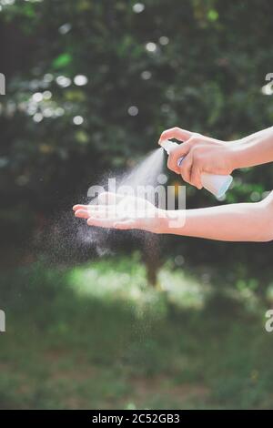 Junge Sprühen Hand Sanitser auf seine Hand Stockfoto