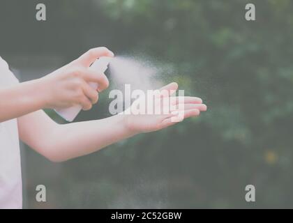 Junge Sprühen Hand Sanitser auf seine Hand Stockfoto