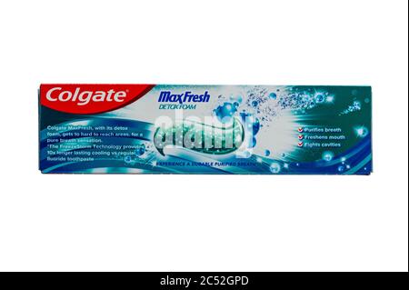 Box Colgate MaxFresh Detox Foam Zahnpasta, Colgate MaxFresh Detox Foam, isoliert auf weißem Hintergrund - Detox Zahnpasta Stockfoto