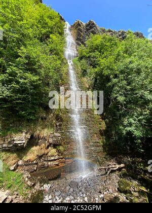 Wasserfall Teufelsschornstein oder Sruth in Aghanidh an Aird, höchster Wasserfall in Irland, Co. Sligo Stockfoto