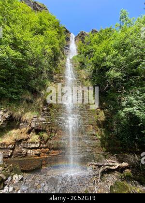 Wasserfall Teufelsschornstein oder Sruth in Aghanidh an Aird, höchster Wasserfall in Irland, Co. Sligo Stockfoto