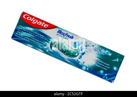 Box Colgate MaxFresh Detox Foam Zahnpasta, Colgate MaxFresh Detox Foam, isoliert auf weißem Hintergrund - Detox Zahnpasta Stockfoto