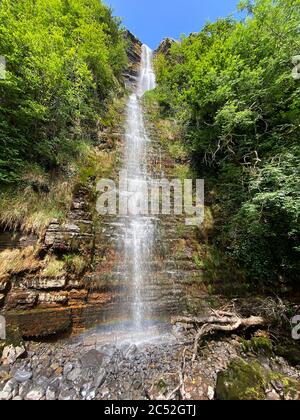 Wasserfall Teufelsschornstein oder Sruth in Aghanidh an Aird, höchster Wasserfall in Irland, Co. Sligo Stockfoto