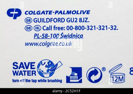 Informationen zur Box der Colgate MaxFresh Detox Foam Zahnpasta - Wasser sparen Schalten Sie den Wasserhahn während des Putzens Stockfoto