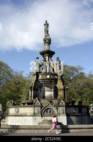 Der Stewart Memorial Springbrunnen im Kelvingrove Park, Glasgow, wurde 1872 in Erinnerung an Lord Provost Robert Stewart errichtet, der den Weg für eine Frischwasserversorgung der Stadt Glasgow ebnete. Alan Wylie/ALAMY © Stockfoto