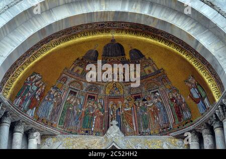 Basilica di San Marco, in Venedig. Detail eines der Portale, mit einem Mosaik, das die Ankunft des Heiligen Markus in der Kathedrale darstellen bleibt Stockfoto