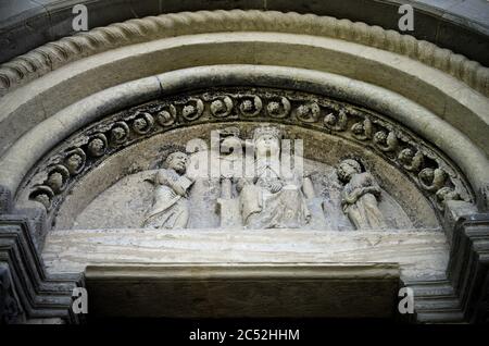 Abbazia di Vezzolano, Beispiel romanischer Architektur im Piemont (Italien): Detail der Skulpturen der Fassade Stockfoto