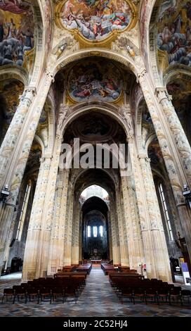 Kathedrale von Asti, Italien. Blick auf das Hauptschiff vom Haupteingang Stockfoto