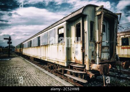 Vintage aussehendes Foto von rostigen alten Triebwagen und Zügen auf einer verlassenen Bahnsteig Stockfoto