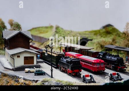 Nahaufnahme eines detaillierten Zugmodells Diorama Stockfoto
