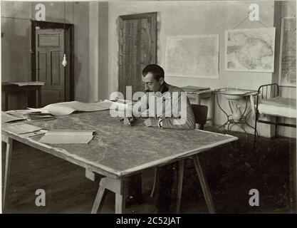 Innenaufnahme der Kanzlei der Armee Gruppen Kommandos. Kanzlei der Nachrichtengruppe. Hptm.in Genstbs. Abt. TIHAMER von SIMENFALVY. Aufgenommen am 16.IX.1915. Stockfoto