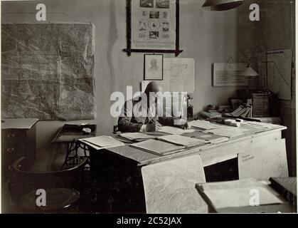 Innenaufnahme der Kanzlei der Armee Gruppen Kommandos. The Chefs of Genstbs.Abt.Obst.in the Genstabe AMADEO von SPITZMULLER. Aufgenommen am 16.IX.1915. Stockfoto