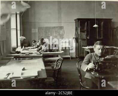 Innenaufnahme der Kanzlei der Armee Gruppen Kommandos. Kanzlei der Nachrichtengruppe, Obstlt. KREYBIG. Recomming am 16. September 1915. Stockfoto