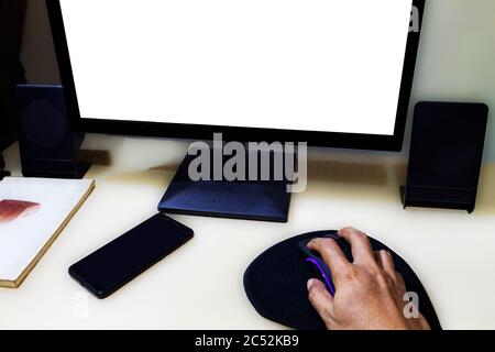 Mann, der an einem Schreibtisch sitzt und von zu Hause aus arbeitet Stockfoto