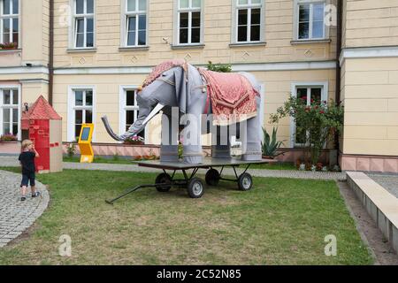 Dekoration vor dem Palast in Trzebiatów, Woiwodschaft Westpommern, Polen Stockfoto