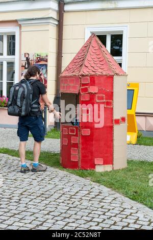 Dekoration vor dem Palast in Trzebiatów, Woiwodschaft Westpommern, Polen Stockfoto