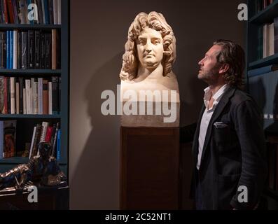 Stuart Lochhead Sculpture, St James's, London, Großbritannien. 30. Juni 2020. London Art Week Digitale Vorschau (LAW Digital), mit Online-Viewings vom 3-10. Juli. Eine einzigartige Sammlung von verlockenden virtuellen Ausstellungsräumen der London Art Week wird nach Kategorie der Kunst kuratiert und präsentiert Werke aller Teilnehmer Seite an Seite. Bild: Stuart Lochhead untersucht David d'Angers (Angers 1788 - Paris 1856). Ein Porträt von Jean Racine (1639-1699), 1832. Quelle: Malcolm Park/Alamy Live News. Stockfoto