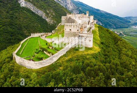 Malerische Luftaufnahme von großen befestigten Beseno Burg auf dem Hügel in Besenello, Italien Stockfoto
