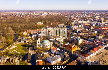 Blick von der Drohne auf Skierniewice Stadtbild am sonnigen Frühlingstag, Provinz Lodz, Polen Stockfoto