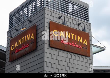Washington, D.C. / USA - Juni 27 2020: Cantina Bambina Restaurant Schaufenster an der Wharf in DC. Stockfoto