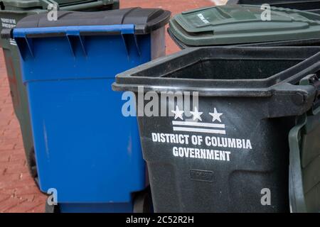 Washington, D.C., USA - Juni 19 2020: Mülltonnen und Recycling-Behälter, die von der Regierung des Distrikts von Columbia verwaltet werden. Stockfoto