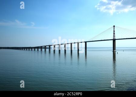 Blick auf die Saint-Nazaire-Brücke, eine Kabelbrücke über die Loire, die Saint-Nazaire mit Saint-Brevin-les-Pins verbindet. Stockfoto