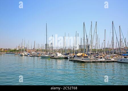 Blick von der Rambla De Mar auf den Yachthafen und die Jakthen, die am Port Vell, einem Hafen am Wasser, liegen und Teil des Hafens von Barcelona, Katalonien, Spanien sind. Stockfoto