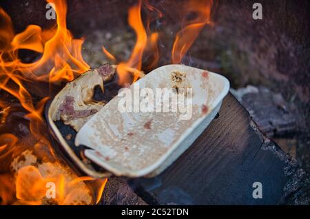 Heiße Flammen um ein Lagerfeuer herum Stockfoto