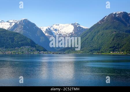 Schöne ruhige norwegische Fjordlandschaft. Schnee auf den Bergen & Reflexionen im Wasser des Sognefjords oder Sognefjords, Vestland County, Norwegen. Stockfoto