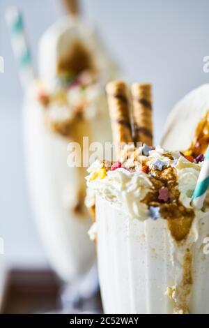 Milchshake mit Schokoladenüberzug in einer Cocktailschale aus Glas, dekoriert mit Marshmallows Stockfoto