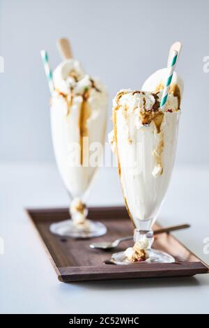 Milchshake mit Schokoladenüberzug in einer Cocktailschale aus Glas, dekoriert mit Marshmallows Stockfoto